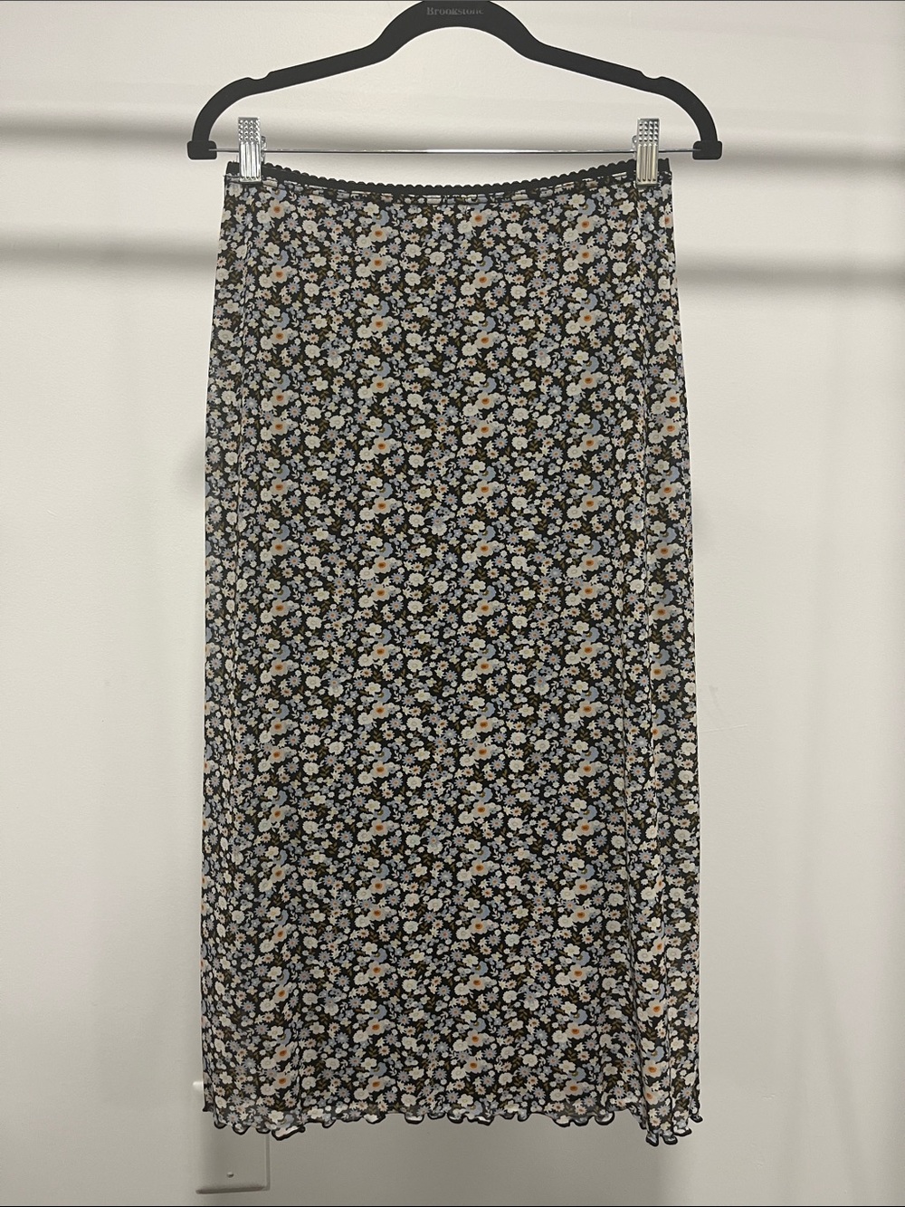 Floral Midi Skirt in Black with Daisy Print